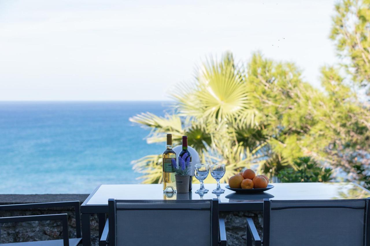 Pietra Di Mare Aparthotel Petres  Екстериор снимка
