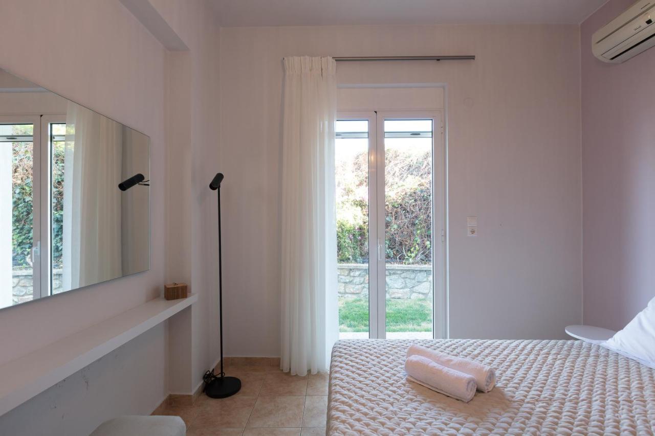 Pietra Di Mare Aparthotel Petres  Екстериор снимка